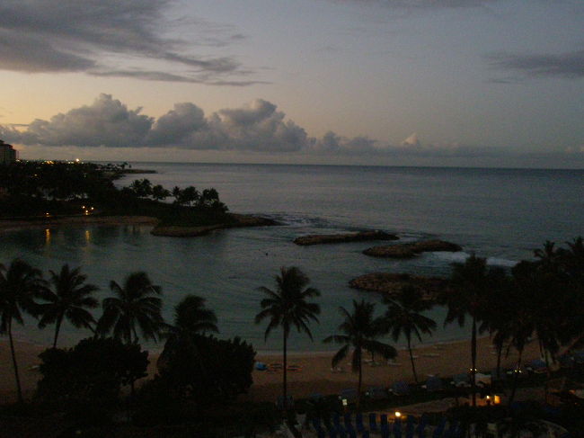 部屋から見える朝のビーチ
