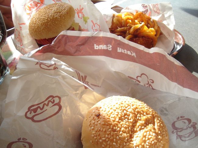 ハンバーガーが分厚いので、一つでもお腹一杯になります。<br />特別気に入った訳ではないけれど、沖縄にいる間に３回くらい食べました。<br /><br />沖縄から帰ってきて、体重が増えていたのはこのせいかも･･･。