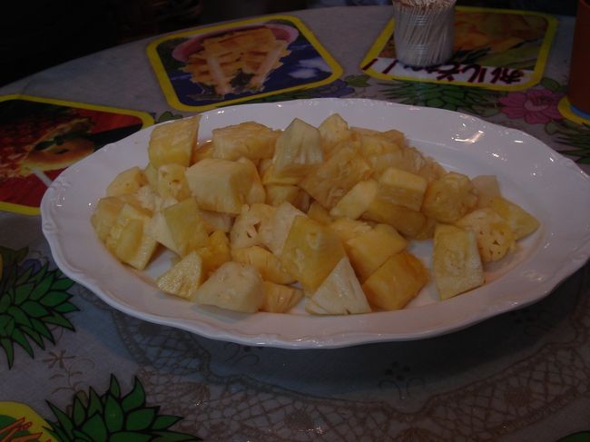 パイナップル食べ放題があるからなんです(*^_^*)<br />正直、あんまり期待していなかったんですが、美味しいし、無くなりそうになると次々に追加されます。<br /><br />遠慮なくお腹一杯頂きました。<br />お土産屋さんも充実していて、試食もできます。<br />パイナップケーキもパイナップルジュースも美味しかったですが、私が買ったのは出口付近で売っていた「もずくうどん」でした。<br />