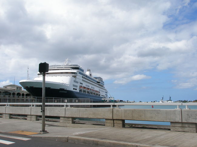 ３日目はワイキキへ向かいます。<br /><br />私達が泊まっているのは、オアフ島の西側ビーチ。<br /><br />空港をはさんで反対側のワイキキまでは車で１時間弱です。<br /><br />途中こんな船も見えました。<br />パールハーバーの辺りかな？<br />