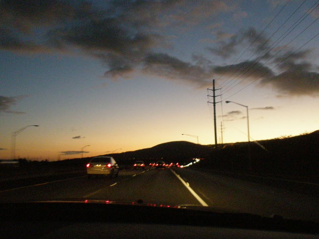 ショッピングして、お茶して、あっという間に帰る時間です。<br /><br />また、西へ向けてドライブです。<br />ずっと西に向かっていくので、いつまでたっても夕日がまぶしい<br />