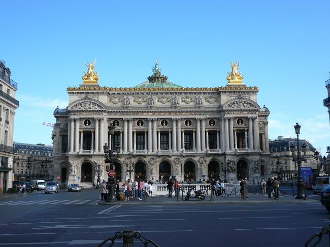 朝早い時間帯では、美術館などMusium PASSを販売しているところがまだ開いていないので、JCBﾌﾟﾗｻﾞに行くことにしました。HOTEL　近くの地下鉄７号線 ＊＊駅より＊＊まで直行し、昼間の＊＊＊座の写真をとったあと、ＪＣＢプラザへ・・・・なんと本日は聖母昇天祭にてお休み。。。　ショックを隠し切れず、結局ルーブルの地価売店にて調達し、オルセー美術館の地下駅よりベルサイユ宮殿に向かいました。