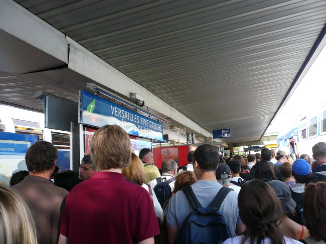 ＲＥＲ−Ｃ線にてVersallles-Rive Gauche駅に到着しました。駅は既に観光客にてごったがえしています。<br />うーーー出遅れた。でも平気さ、MusiumPASSがあるんだから（このときはまだそう思っていました。）