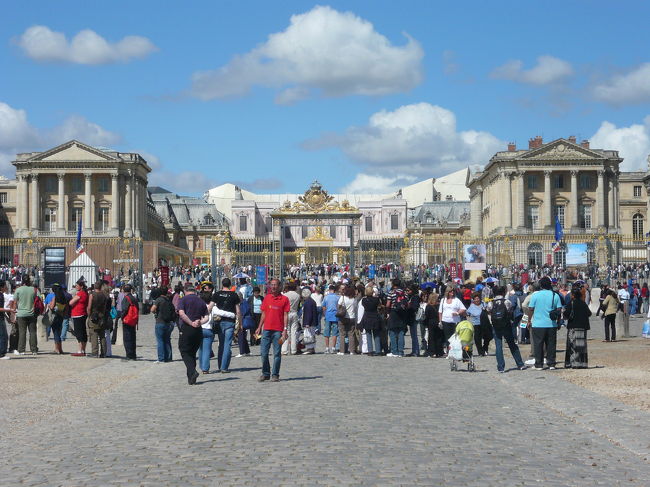 入り口が既に並んでいる。<br />ショック、入場待ちの観光客だらけで、既に行列はできています。入場券の購入列もありますから確かに一度並べばよいわけですが。約４０分ほど並びました。<br />セキュリィティチェックが厳しくなり列が長くなっているようです。