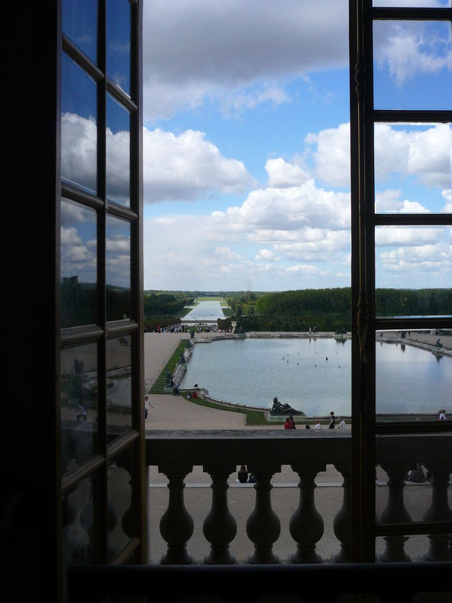 宮殿から庭を望む