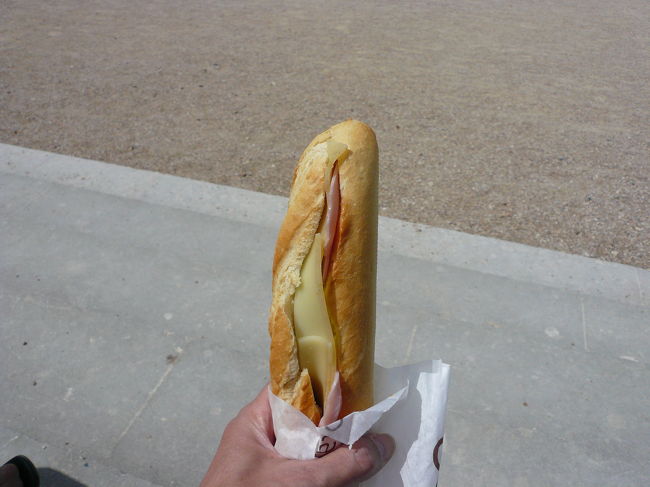 Versallles-Rive Gauche駅前で調達した<br />「フランスパンのサンドイッチ」を庭でいただきました。<br />