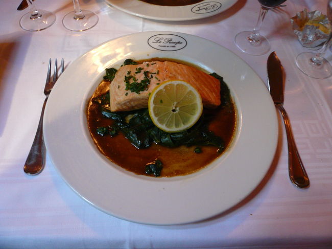 メインはサーモンステーキ