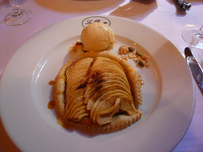 ゼザートは　アップルパイ<br />これはムニュの選択肢には無かったのですが、プラスオーダでもいいから食べたいとお願いしたら特別にムニュのゼザートにしてくれました。