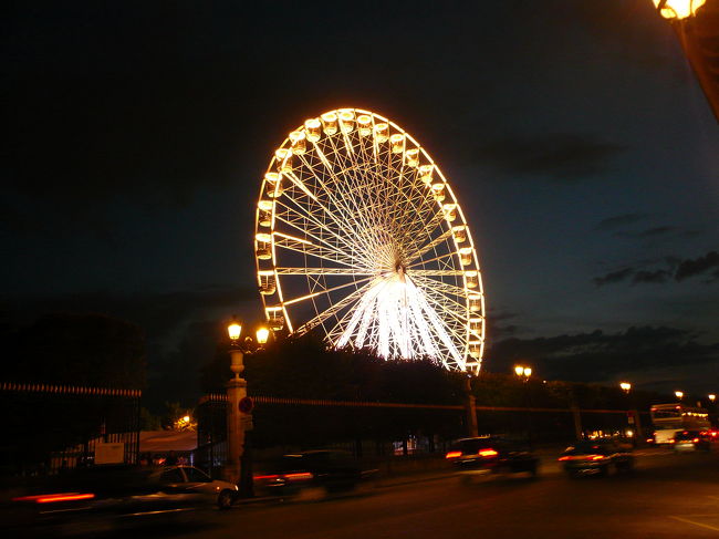 コンコルド広場の観覧車。<br />夏と冬だけの限定運転だそうです。<br />2006年冬と2008年夏は営業してました。