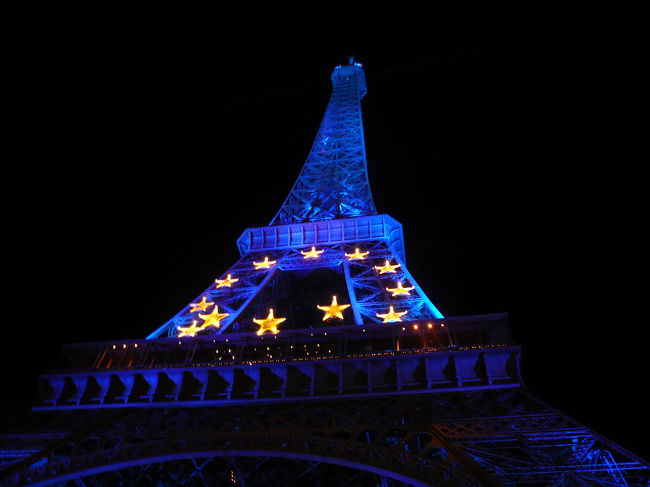 深夜のエッフェル塔です。<br />オリンピックモードにライトアップされています。<br />当時、２００８北京オリンピック開催中でした。