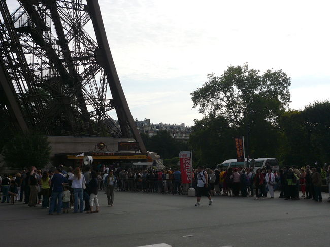 エッフェル塔に昇ろうと１時間ほど並んだのですが、順番がきそうに無いので今回も残念しました。