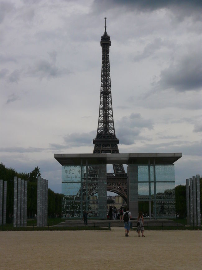 平和の壁とエッフェル塔。<br />手前の平和の壁（ミレニアムイベントで造られたモニュメント）のガラスには、49ヶ国の言葉で『平和』と書かれています。上段には日本語で「平和」が大きく書かれています。<br />