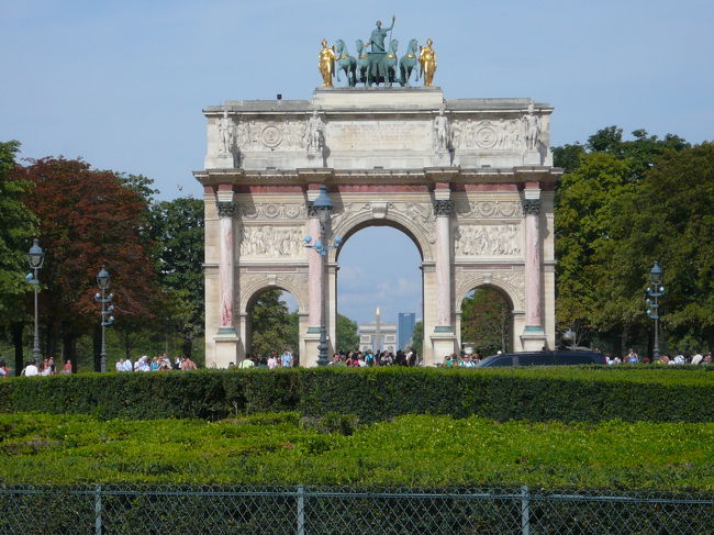 「コンスタンティヌスの凱旋門」です。<br />門の中に遥か彼方に「エトワール凱旋門」が見えます。