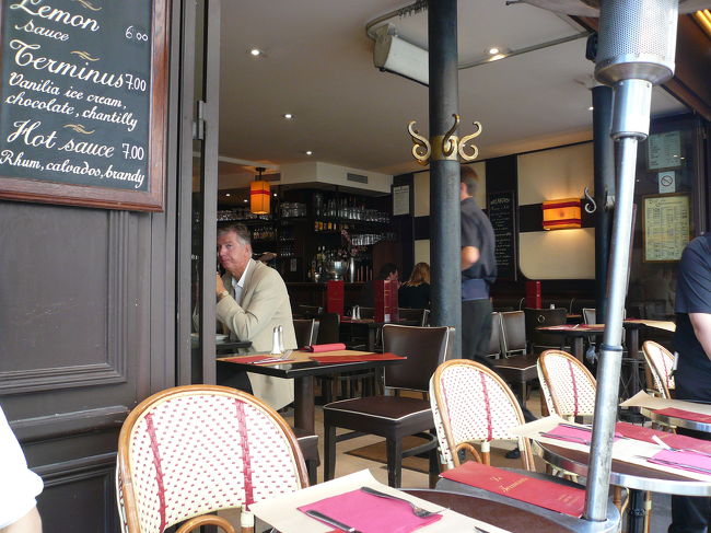 ルーブル美術館からセーヌ川を渡りオルセー美術館に向かったところ、ロワイヤル橋のふもとにCafeが複数ありその中で、雰囲気が「パリ」っぽいと思った小さなCafe「 Le Termius 」にてランチを取りました。