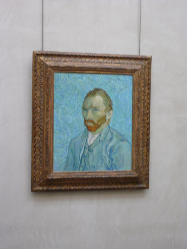 ランチを満喫しオルセー美術館に到着。<br /><br />オルセー美術館の建物はもともと1900年のパリ万国博覧会開催に合わせて、オルレアン鉄道によって建設されたオルセー駅の鉄道駅舎兼ホテルであった。<br />19世紀美術専門の美術館である。印象派の画家の作品が数多く収蔵されていることで有名。<br /><br />代表作品の写真：ゴッホの自画像を観賞