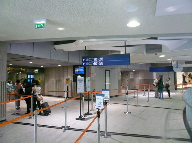 チェックインも終わりチューブをくぐりいよいよ出国審査です。これで８／９からの７泊９日の夏休みも終わりです。後はラウンジで待ったりして帰るだけ。なんだか寂しい一時です。