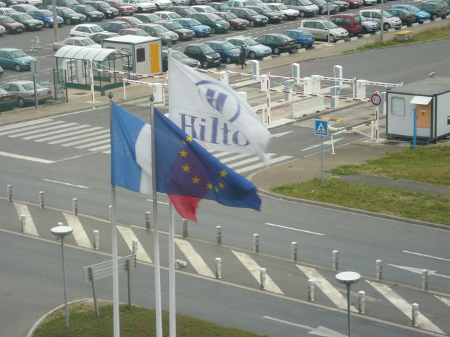 8/17日の朝です。本来なら今頃は機上のはずですが、何故か窓の外にはHILTON HOTELの旗とフランス国旗が見えます。