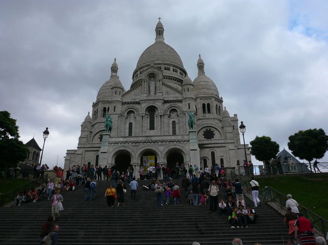 モンマルトルのサクレ・クール寺院 (Basilique du Sacr&amp;eacute;-Cœur de Montmartre) <br />　途中、エッフェル塔売りの人を避けながら頂上に到着。日曜日でミサが行われており、暫し休憩させていただきました。