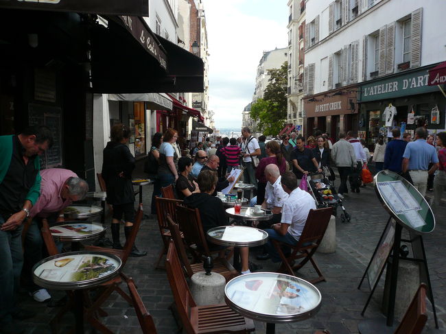 テルトル広場のＣＡＦＥ<br />スペインからの家族ずれ（３世代）が似顔絵を描いてもらってました。