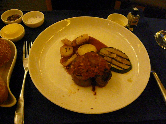 メインのステーキです。赤ワインと共に美味しく頂きました。