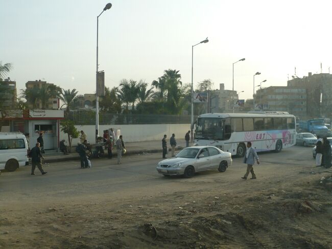 ピラミッドに行く途中の道端です。<br />エジプトは横断歩道というものがあまりなくて、車の間隙をぬって道を渡るそうです。<br />見ててひやひやする場面を何回も見ました。<br />