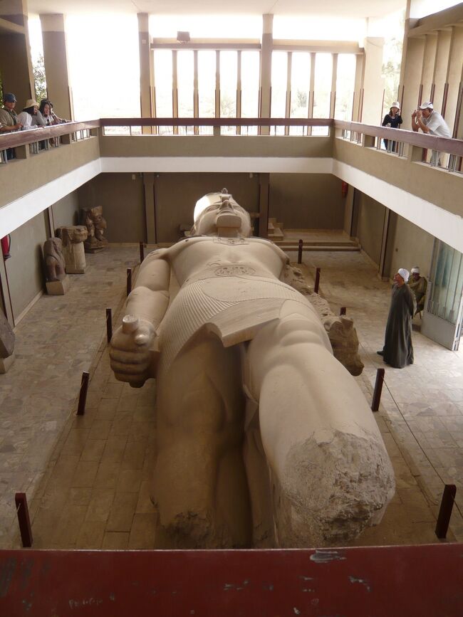 ラムセス2世の巨像。<br />でっかいです。<br />なかなかきれいなお顔をされています。
