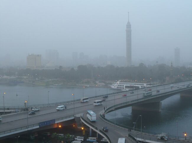 ナイル川とカイロタワー。<br />ホテルの部屋からの撮影です。