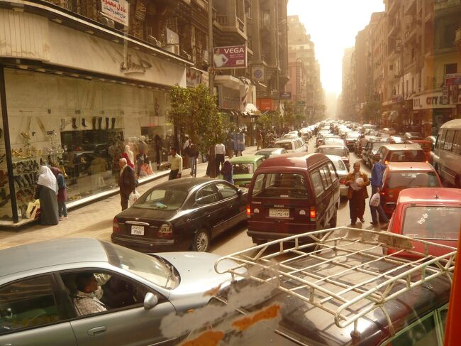 延々と続く車の列。<br />半端な渋滞じゃない。<br />