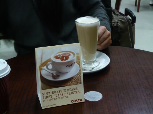 ドーハ空港でトランジット。<br />KOSTAカフェで時間つぶしをしました。<br />メニューの写真のラテ･アートのカフェラテを飲みたかったのですが、残念ながら紙コップに入れられました。<br />ここで飲むって言ったのにねー。ｸｽﾝ