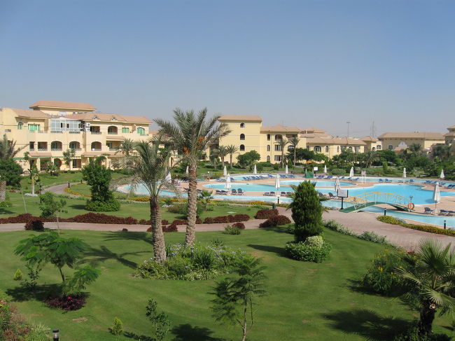 カイロ空港に到着し、初日に宿泊したホテルは<br />カイロモーベンピックホテルでした。<br /><br />広々としていて、フロントから自室までは10分ほどかかります。<br />