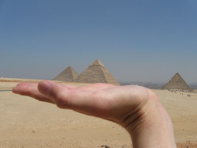 二日目はギザの三大ピラミッドへ＊＊<br /><br />その後パノラマポイントへ。<br />ここでは３つのピラミッドを同時に見られ、絵葉書のような写真が撮れます。<br /><br />また、ラクダに乗ることもできます（２＄）