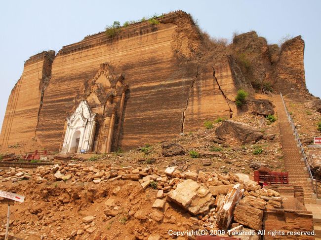 ミングォン・パゴダ(Mingun Paya)(プドードォジ・パゴダ(Pahtodawgyi Paya))<br /><br />ボードーパヤー王(Bodawpaya)が世界最大を目指したものの、自らの死によって建築が中断してしまったパゴダです。<br />結局土台のみしか出来上がらず、且つその土台も大地震によりひび割れています。<br /><br />http://en.wikipedia.org/wiki/Mingun_Pahtodawgyi<br />http://en.wikipedia.org/wiki/Bodawpaya