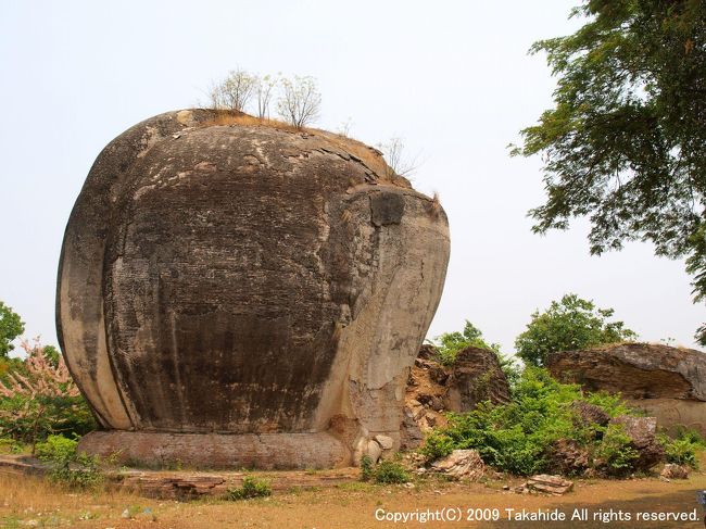 ライオン像<br /><br />ミングォン・パゴダを守るライオンも地震で破壊されて、残るのは胴体の後ろ部分のみです。<br />