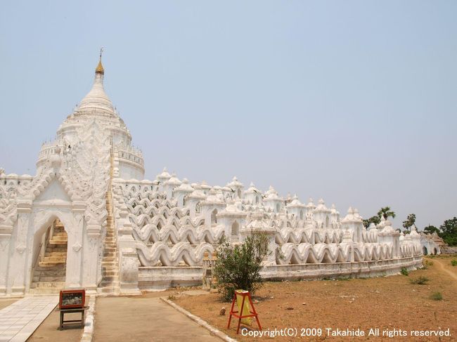 シンピューメ・パゴダ(Hsin Phyu Me Paya)(ミャーテンデン・パゴダ(Myatheindan Paya))<br /><br />スメルー山(須弥山)の山頂に立つパゴダを模して作られたパゴダです。回廊がスメルー山の山並みを表しているとのこと。内部には、10万チャットの価値があるエメラルドが置かれているそうです。<br /><br />http://ja.wikipedia.org/wiki/%E9%A0%88%E5%BC%A5%E5%B1%B1