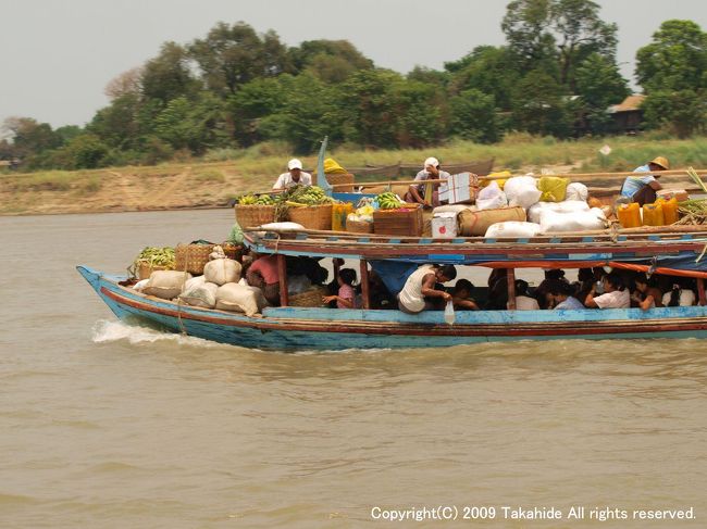 エーヤワディー川<br /><br />こちらはマンダレー近郊を結ぶモーターボート。人も荷物も満載です。