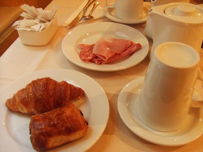 翌朝、朝食です！<br />クロワッサン、パン・オ・ショコラ、<br />美味しい。。