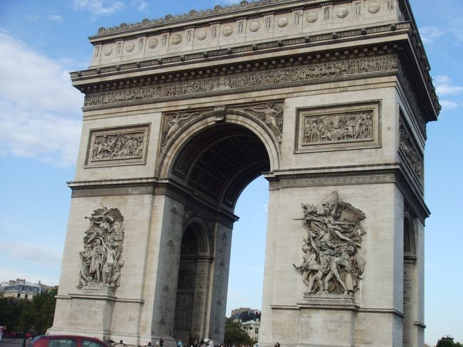 ホテルは凱旋門の近くで、とても便利でした。<br />夜バスからちらっと見てましたが、<br />彫刻がすごいです。