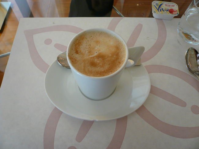 アメリカン・ブレックファーストをいただきました。カプチーノを創ってもらいました。<br />