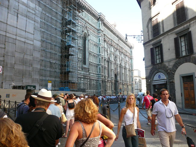 ドゥオモ（サンタ・マリア・デル・フィオーレ）のクーポラ（天井）に昇ることにして、列に並びました、「冷静と情熱のあいだ」で「順正とあおい」が１０年ぶりに運命の再会を果たした「フィレンチェのドーモ」です。行列はすでに長くできいましたが、待つこと１時間、ようやく中に、入場料8€を払い、ひたすら螺旋階段を昇ります。そういえば、日本で話題になっていた「落書き」すごいの一言です。至る所に場所狭しと各種の言語にて満載です。太っ腹の会見を開いたフィレンチェ市長でしたが、何でこんなことで日本人は騒いでいるの？がきっと本音でしょう。