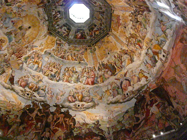ドゥオモ内部クーポラの基本部にある歩廊からは天井のフレスコ画