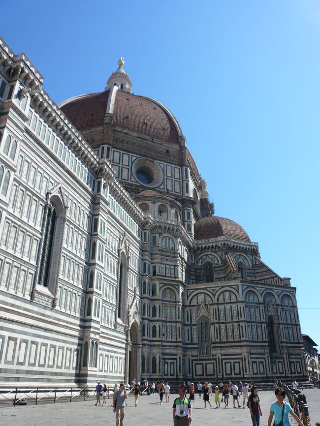 フィレンツェのシンボルともいえるドゥオモ。<br />サンタ・マリア・デル・フィオーレ（花の聖母寺）とも呼ばれ、世界で４番目に大きい建物<br />巨大なドームが特徴的な大聖堂は、イタリアにおけるゴシック建築で白と緑とピンク色の大理石で飾られた大聖堂が特徴的。