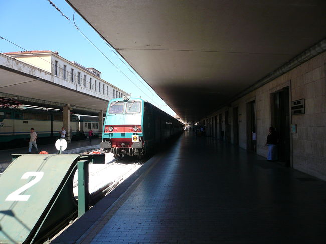 フィレンツェ中央駅よりピサにローカル線にて向かいました。<br />ホームは駅左隅の２番線よりいかにもローカル線といえる車両。