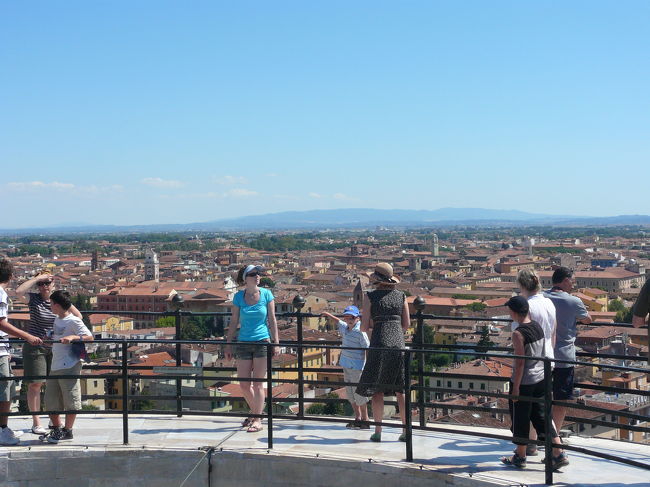 斜塔の頂上、日本に比べ安全対策が少なく感じ、なかなかスリリングでした。