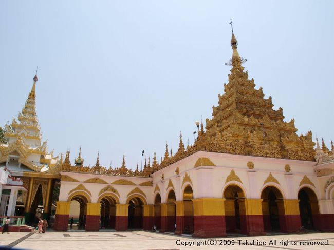 マハムニ・パゴダ(Maha Muni Pagoda)<br /><br />ボードーパヤー(Bodawpaya)王が1784年に戦利品として現在のラカイン州(Rakhine State)から運んできたハマムニ(偉大な聖人)仏を祀る仏塔です。<br /><br />http://www.mahamunipagoda.org.mm/<br />http://en.wikipedia.org/wiki/Mahamuni_Buddha<br />http://ja.wikipedia.org/wiki/%E3%83%A9%E3%82%AB%E3%82%A4%E3%83%B3%E5%B7%9E