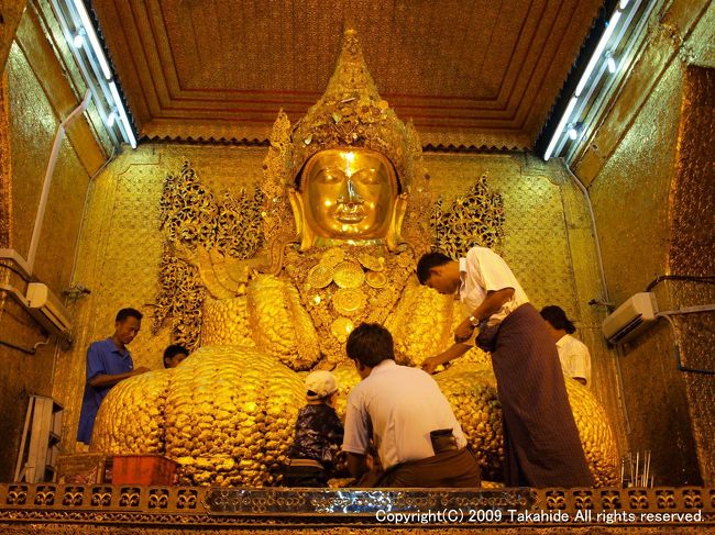 マハムニ・パゴダ(Maha Muni Pagoda)<br /><br />仏像は熱心な信者の貼る金箔により巨大化しています。<br />