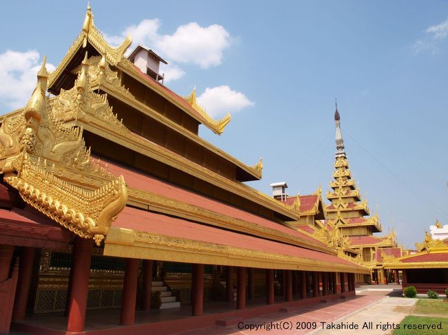 王宮(Mandalay Palace)<br /><br />ミンドン王(Mindon Min)により1857年から建てられた王宮です。第二次世界大戦中、英軍の爆撃により監視塔と鋳貨局を除いて破壊され、1990年代に再建されました。<br /><br />http://en.wikipedia.org/wiki/Mandalay_Palace<br />http://en.wikipedia.org/wiki/Mindon_Min<br />