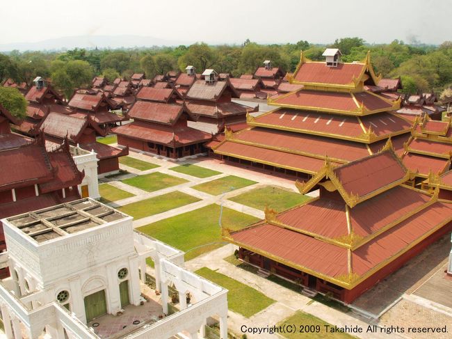 王宮(Mandalay Palace)<br /><br />監視塔から眺めた王宮内の建物群です。<br />