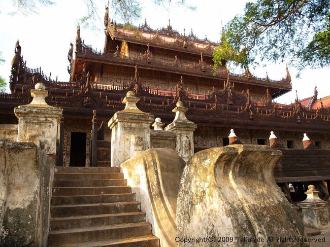 シュエナンドー僧院(Shwenandaw Monastery)<br /><br />ミンドン王の息子ティーボー王(Thibaw Min)により王宮内から移築されたチーク材にコールタールによる防虫防腐処理を行った木造建築の僧院です。<br /><br />http://en.wikipedia.org/wiki/Shwenandaw_Monastery<br />http://en.wikipedia.org/wiki/Mindon_Min