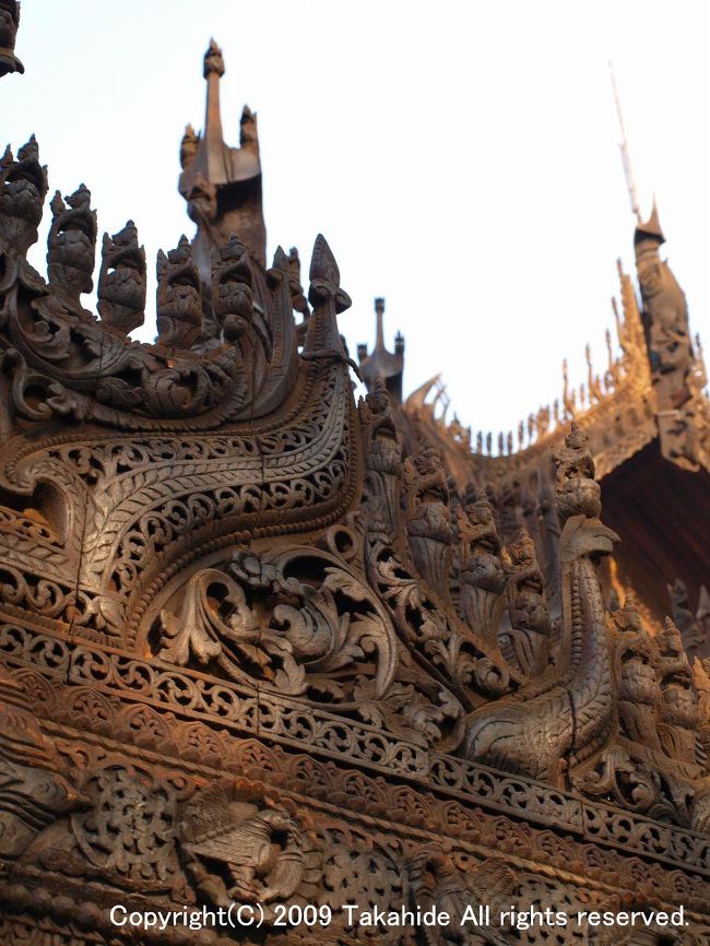 シュエナンドー僧院(Shwenandaw Monastery)<br /><br />シュエナンドーとは、金の王宮を意味しています。屋根や壁には無数の仏像と神話が刻まれていま