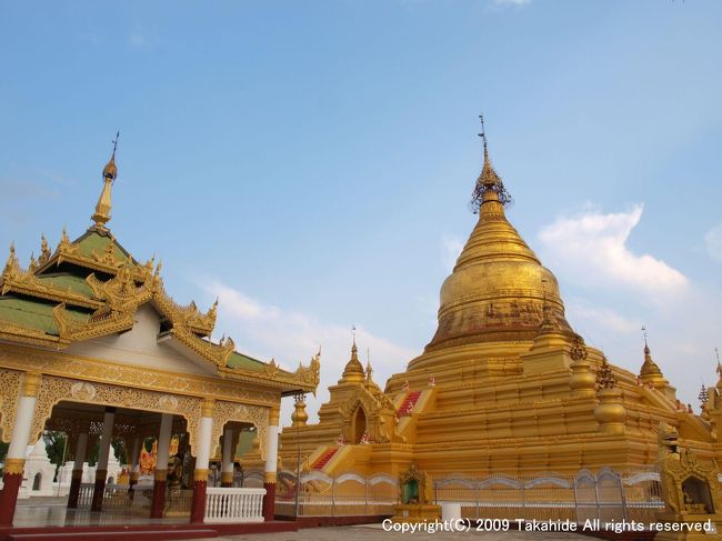 クドードォ・パゴダ(Kuthodaw Pagoda)<br /><br />ミンドン王によってバガンのシュエズィーゴン・パゴダ(Thibaw Min)を模して建てられたマンダレーヒル(Mandalay Hill)の麓にあるパゴダ<br /><br />http://en.wikipedia.org/wiki/Kuthodaw_Pagoda<br />http://en.wikipedia.org/wiki/Shwezigon_Pagoda<br />http://en.wikipedia.org/wiki/Mandalay_Hill